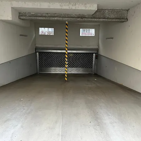 Stylisches Mit Balkon Und Garage