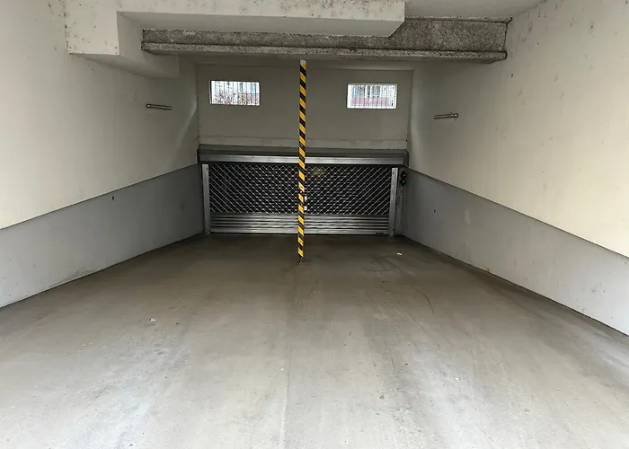 Stylisches Mit Balkon Und Garage